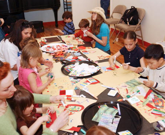 ARTES - Esse bacharel possui uma formação ampla na área de artes. Ao se graduar, o profissional pode se tornar um professor e trabalhar especificamente com crianças, por exemplo. ARTES - Esse bacharel possui uma formação ampla na área de artes. Ao se graduar, o profissional pode se tornar um professor e trabalhar especificamente com crianças, por exemplo.