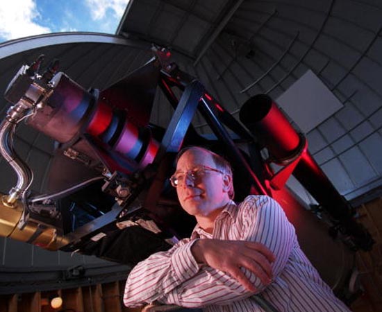 ASTRONOMIA - É a ciência que estuda o universo, confrontando teorias físicas com observações feitas por telescópios. ASTRONOMIA - É a ciência que estuda o universo, confrontando teorias físicas com observações feitas por telescópios.