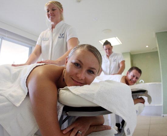 ESTÉTICA – O profissional de estética é um especialista nos cuidados com o corpo, rosto e cabelo, visando à manutenção da saúde, da beleza e do bem-estar.