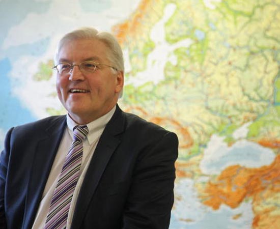 GEOGRAFIA - É a ciência que estuda a superfície, o clima e a vegetação do planeta e sua ocupação pelo homem. GEOGRAFIA - É a ciência que estuda a superfície, o clima e a vegetação do planeta e sua ocupação pelo homem.