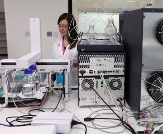 INFORMÁTICA BIOMÉDICA - É a área que cuida do desenvolvimento de softwares e equipamentos eletrônicos para serem usados nas áreas biológica e médica. INFORMÁTICA BIOMÉDICA - É a área que cuida do desenvolvimento de softwares e equipamentos eletrônicos para serem usados nas áreas biológica e médica.