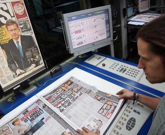 PRODUÇÃO EDITORIAL - É o conjunto de atividades envolvidas na edição e na publicação de obras impressas ou eletrônicas. PRODUÇÃO EDITORIAL - É o conjunto de atividades envolvidas na edição e na publicação de obras impressas ou eletrônicas.