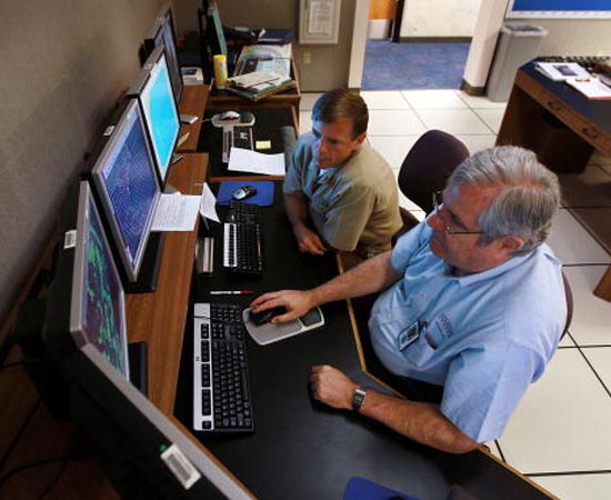 SISTEMAS DE INFORMAÇÃO - É a administração do fluxo de informações geradas e distribuídas por redes de computadores dentro de uma organização. SISTEMAS DE INFORMAÇÃO - É a administração do fluxo de informações geradas e distribuídas por redes de computadores dentro de uma organização.