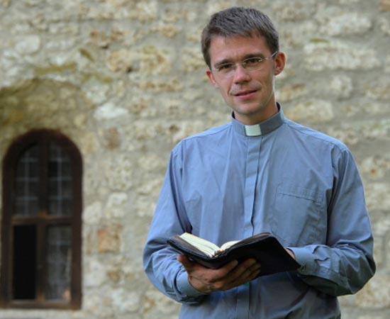 TEOLOGIA - São o estudo e a análise das religiões num contexto histórico específico e sua influência sobre os processos antropológicos e sociológicos. TEOLOGIA - São o estudo e a análise das religiões num contexto histórico específico e sua influência sobre os processos antropológicos e sociológicos.