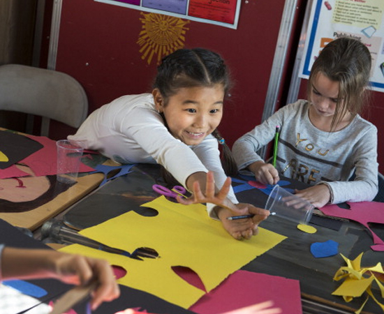 ARTES VISUAIS - É uma carreira para quem gosta de trabalhar com papel, tinta, gesso, argila, madeira e metais, programas de computador e outras ferramentas tecnológicas. O profissional pode se tornar um professor infantil, por exemplo. ARTES VISUAIS - É uma carreira para quem gosta de trabalhar com papel, tinta, gesso, argila, madeira e metais, programas de computador e outras ferramentas tecnológicas. O profissional pode se tornar um professor infantil, por exemplo.