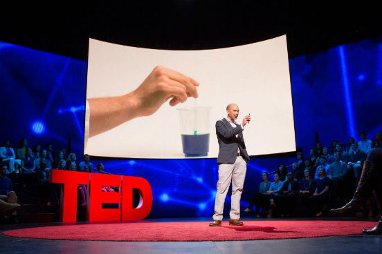 Desde a sua fundação, em 1984, a organização sem fins lucrativos TED já proporcionou milhares de encontros e palestras ao redor do mundo para discutir tecnologia, entretenimento e design. Os vídeos dessas apresentações começaram a ser disponibilizados na internet em 2006, e hoje mais de 2 mil deles já foram reproduzidos mais de um bilhão de vezes. Saiba, a seguir, quais são as 10 palestras TED mais populares de todos os tempos, segundo o site Business Insider. Clique no Leia mais para ter acesso ao vídeo. (Imagem: Reprodução/Facebook) Desde a sua fundação, em 1984, a organização sem fins lucrativos TED já proporcionou milhares de encontros e palestras ao redor do mundo para discutir tecnologia, entretenimento e design. Os vídeos dessas apresentações começaram a ser disponibilizados na internet em 2006, e hoje mais de 2 mil deles já foram reproduzidos mais de um bilhão de vezes. Saiba, a seguir, quais são as 10 palestras TED mais populares de todos os tempos, segundo o site Business Insider. Clique no Leia mais para ter acesso ao vídeo. (Imagem: Reprodução/Facebook)