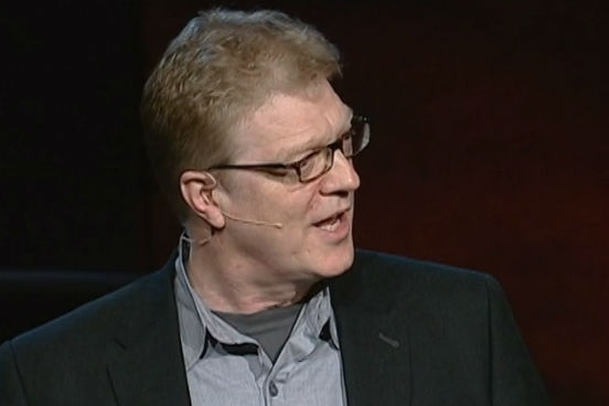 Ken Robinson encabeça a lista com seu discurso que põe em xeque toda a nossa concepção sobre educação. Ele explica que é preciso repensar radicalmente o modelo das nossas escolas para que elas possam reconhecer a presença de vários tipos de inteligência e, assim, incentivar e cultivar a criatividade. Isso porque ele acredita que o modelo atual acaba matando a criatividade de cada um. Se você não está preparado para estar errado, você nunca vai ter uma ideia original, diz Robinson. (Imagem: Reprodução/TED) Ken Robinson encabeça a lista com seu discurso que põe em xeque toda a nossa concepção sobre educação. Ele explica que é preciso repensar radicalmente o modelo das nossas escolas para que elas possam reconhecer a presença de vários tipos de inteligência e, assim, incentivar e cultivar a criatividade. Isso porque ele acredita que o modelo atual acaba matando a criatividade de cada um. Se você não está preparado para estar errado, você nunca vai ter uma ideia original, diz Robinson. (Imagem: Reprodução/TED)