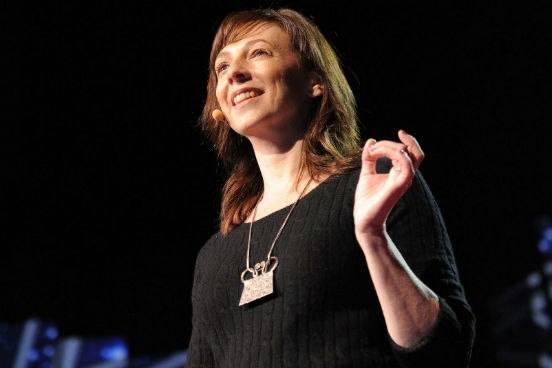 Autora do best-seller O Poder dos Quietos, Susan Cain defende que oradores carismáticos tendem a ofuscar os introvertidos - o que pode ser um problema, já que nem sempre a pessoa que mais fala em uma sala é necessariamente a mais inteligente ou criativa. Os introvertidos entre nós têm muito para trazer à mesa e podem inclusive ser excelentes líderes, ela diz. (Imagem: Reprodução/Youtube) Autora do best-seller O Poder dos Quietos, Susan Cain defende que oradores carismáticos tendem a ofuscar os introvertidos - o que pode ser um problema, já que nem sempre a pessoa que mais fala em uma sala é necessariamente a mais inteligente ou criativa. Os introvertidos entre nós têm muito para trazer à mesa e podem inclusive ser excelentes líderes, ela diz. (Imagem: Reprodução/Youtube)