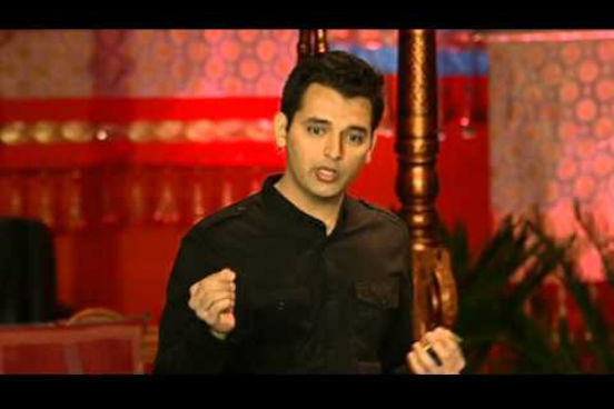 Pouco antes de se tornar o executivo da Samsung responsável por diversas novidades no ramo dos smartwatches ou relógios inteligentes, Pranav Mistry falou sobre o começo do desenvolvimento das tecnologias vestíveis nesta palestra. Até hoje, o vídeo soma 14 milhões de reproduções. (Imagem: Reprodução/Youtube) Pouco antes de se tornar o executivo da Samsung responsável por diversas novidades no ramo dos smartwatches ou relógios inteligentes, Pranav Mistry falou sobre o começo do desenvolvimento das tecnologias vestíveis nesta palestra. Até hoje, o vídeo soma 14 milhões de reproduções. (Imagem: Reprodução/Youtube)