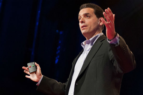Ex-redator dos discursos de Al Gore, Dan Pink agora é um analista de carreiras que estuda o quebra-cabeças por trás da motivação e aconselha administradores que querem alcançar o máximo possível dos seus seus funcionários. Ele recomenda esquecer as formas tradicionais de recompensa, pois elas deixam o pensamento preguiçoso e bloqueiam a criatividade. (Imagem: Reprodução/Youtube) Ex-redator dos discursos de Al Gore, Dan Pink agora é um analista de carreiras que estuda o quebra-cabeças por trás da motivação e aconselha administradores que querem alcançar o máximo possível dos seus seus funcionários. Ele recomenda esquecer as formas tradicionais de recompensa, pois elas deixam o pensamento preguiçoso e bloqueiam a criatividade. (Imagem: Reprodução/Youtube)
