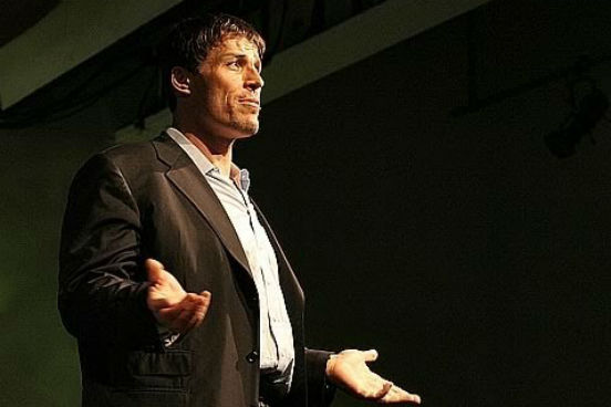 Um dos palestrantes motivacionais mais famosos do mundo, Tony Robbins já deu seminários para auditórios com 10 mil pessoas. Nesta palestra, que teve o próprio Al Gore como espectador, ele discute sobre o que nos motiva - algo que ele chama de a força invisível. O vídeo já soma 16 milhões de reproduções. (Imagem: Reprodução/Youtube) Um dos palestrantes motivacionais mais famosos do mundo, Tony Robbins já deu seminários para auditórios com 10 mil pessoas. Nesta palestra, que teve o próprio Al Gore como espectador, ele discute sobre o que nos motiva - algo que ele chama de a força invisível. O vídeo já soma 16 milhões de reproduções. (Imagem: Reprodução/Youtube)