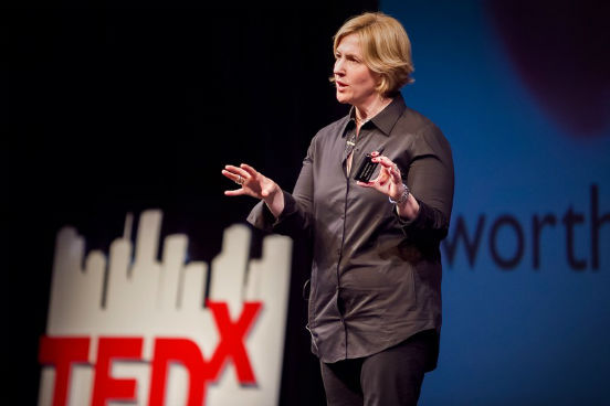 Nesta palestra visualizada mais de 23 milhões de vezes, Brené Brown, que estudou as relações entre coragem, vulnerabilidade, autenticidade e vergonha por 10 anos, conta como essas emoções e características influenciam nossa vida diariamente. (Imagem: Reprodução/TED) Nesta palestra visualizada mais de 23 milhões de vezes, Brené Brown, que estudou as relações entre coragem, vulnerabilidade, autenticidade e vergonha por 10 anos, conta como essas emoções e características influenciam nossa vida diariamente. (Imagem: Reprodução/TED)