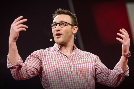 Simon Sinek acredita que uma simples pergunta é a raiz da inspiração de todos os grandes líderes: por quê?. As pessoas não compram o que você faz, elas compram o porquê de você fazer isso, diz ele. A palestra já foi reproduzida 26 milhões de vezes. (Imagem: Reprodução/Youtube) Simon Sinek acredita que uma simples pergunta é a raiz da inspiração de todos os grandes líderes: por quê?. As pessoas não compram o que você faz, elas compram o porquê de você fazer isso, diz ele. A palestra já foi reproduzida 26 milhões de vezes. (Imagem: Reprodução/Youtube)