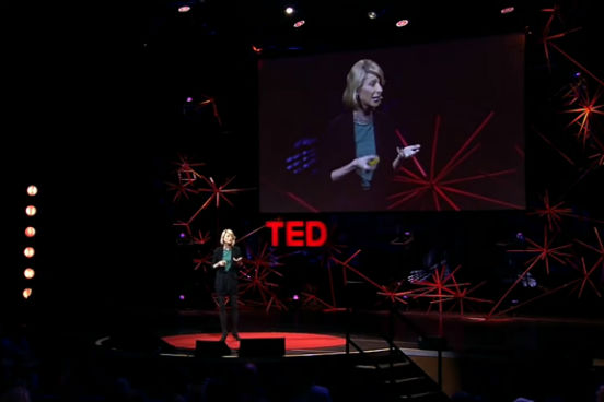 A psicóloga social Amy Cuddy explica em detalhes toda a evidência científica que existe por trás da linguagem corporal. Sua pesquisa mostra que as maneiras como você senta, fica em pé e mantém a sua postura não afeta apenas a maneira como os outros o veem, mas que isso também muda a química do seu corpo. (Imagem: Reprodução/Youtube)