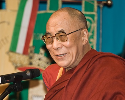 Os tibetanos, acuados pelo governo chinês, se rebelaram. O levante, em 1959, terminou com a morte de 87 mil tibetanos e milhares de exilados. O Governo em Exílio do Tibete foi estabelecido no norte da Índia. O Dalai Lama, líder religioso e político dos tibetanos, é um dos exilados. Em 1989 ele recebeu o Prêmio Nobel da Paz. (Foto: Wikimedia Commons) Os tibetanos, acuados pelo governo chinês, se rebelaram. O levante, em 1959, terminou com a morte de 87 mil tibetanos e milhares de exilados. O Governo em Exílio do Tibete foi estabelecido no norte da Índia. O Dalai Lama, líder religioso e político dos tibetanos, é um dos exilados. Em 1989 ele recebeu o Prêmio Nobel da Paz. (Foto: Wikimedia Commons)