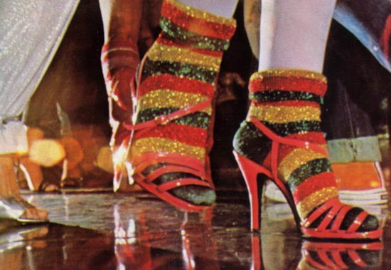 <strong>Dancin Days (1978). </strong>Com muito brilho, música e dança, a novela mostrou a liberação sexual que atingiria seu auge na década de 1980. Na trama, a ex-presidiária Julia Matos (Sonia Braga), em liberdade condicional, procura se reaproximar da filha após 11 anos. A novela também foi responsável por popularizar os vôos de asa-delta no país inteiro. <strong>Dancin Days (1978). </strong>Com muito brilho, música e dança, a novela mostrou a liberação sexual que atingiria seu auge na década de 1980. Na trama, a ex-presidiária Julia Matos (Sonia Braga), em liberdade condicional, procura se reaproximar da filha após 11 anos. A novela também foi responsável por popularizar os vôos de asa-delta no país inteiro.