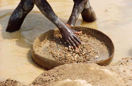 A África tem grandes reservas minerais. Mesmo assim, alguns países enfrentam obstáculos para gerar riquezas. Como são exportadores apenas de gêneros alimentícios e minerais, as nações africanas são mais afetadas pela variação internacional dos preços. (Foto: Wikimedia Commons) A África tem grandes reservas minerais. Mesmo assim, alguns países enfrentam obstáculos para gerar riquezas. Como são exportadores apenas de gêneros alimentícios e minerais, as nações africanas são mais afetadas pela variação internacional dos preços. (Foto: Wikimedia Commons)