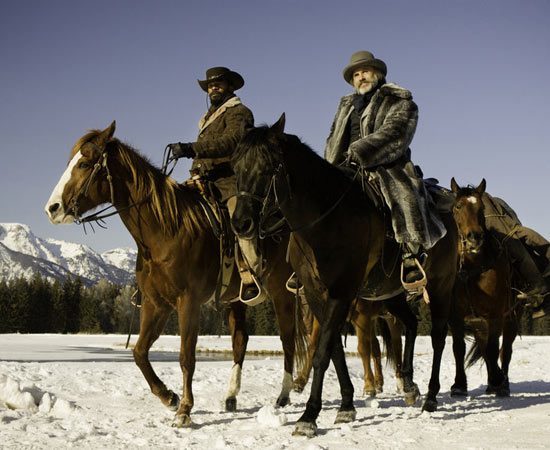 O filme de faroeste é escrito e dirigido por Quentin Tarantino e está concorrendo ao Oscar de Melhor Filme e outros quatro prêmios. A história se passa no fim da década de 1850 e mostra a saga do escravo livre Django para resgatar sua esposa, que ainda é mantida como cativa em uma plantação no Mississippi, um dos estados americanos com maior intolerância racial entre os brancos. Quem quiser se aprofundar na questão pode assistir também ao filme -Mississippi em chamas- (1988). Assim como -Django Livre-, o filme também retrata a organização Ku Klux Klan (conhecida como KKK). A diferença é que o longa de Tarantino mostra apenas a semente do grupo, quase dez antes de sua formação oficial. A KKK nasce nos EUA como um subproduto da Guerra de Secessão, iniciada pelo Sul do país, inconformado com o fim da escravidão. A guerra acabou em 1965 e, no ano seguinte, seis oficiais do antigo Exército Confederado (do Sul) fundam a KKK, que teria como principal função a manutenção da supremacia dos brancos. ESTUDE: INTOLERÂNCIA RACIAL (KU KLUX KLAN), ESCRAVIDÃO NORTE-AMERICANA, LUTA PELOS DIREITOS CIVIS (A escravidão terminou em 1865, mas a luta pelos direitos civis continuou até bem depois disso, com destaque para a atuação do ativista Martin Luther King, entre as décadas de 1950 e 1960). (imagem: reprodução) O filme de faroeste é escrito e dirigido por Quentin Tarantino e está concorrendo ao Oscar de Melhor Filme e outros quatro prêmios. A história se passa no fim da década de 1850 e mostra a saga do escravo livre Django para resgatar sua esposa, que ainda é mantida como cativa em uma plantação no Mississippi, um dos estados americanos com maior intolerância racial entre os brancos. Quem quiser se aprofundar na questão pode assistir também ao filme -Mississippi em chamas- (1988). Assim como -Django Livre-, o filme também retrata a organização Ku Klux Klan (conhecida como KKK). A diferença é que o longa de Tarantino mostra apenas a semente do grupo, quase dez antes de sua formação oficial. A KKK nasce nos EUA como um subproduto da Guerra de Secessão, iniciada pelo Sul do país, inconformado com o fim da escravidão. A guerra acabou em 1965 e, no ano seguinte, seis oficiais do antigo Exército Confederado (do Sul) fundam a KKK, que teria como principal função a manutenção da supremacia dos brancos. ESTUDE: INTOLERÂNCIA RACIAL (KU KLUX KLAN), ESCRAVIDÃO NORTE-AMERICANA, LUTA PELOS DIREITOS CIVIS (A escravidão terminou em 1865, mas a luta pelos direitos civis continuou até bem depois disso, com destaque para a atuação do ativista Martin Luther King, entre as décadas de 1950 e 1960). (imagem: reprodução)