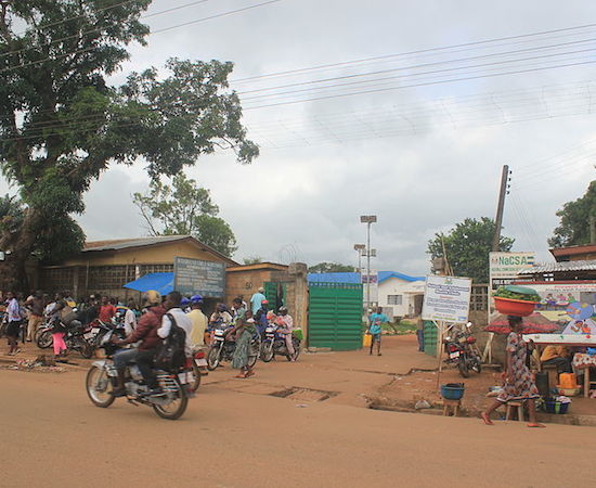 Apesar da gravidade da situação na África, é pouco provável que essa epidemia atinja proporções globais. Isso porque, para ser infectado, é preciso ter contato direto com os doentes, o que reduz o risco para turistas e cidadãos de outros países. Além disso, a mortalidade é tão rápida que a pessoa não fica viva tempo o suficiente para infectar centenas de outras. Nesse caso, os vírus da gripe, como o H1N1, são muitos mais propensos a causarem uma epidemia global. (Wikimedia Commons)