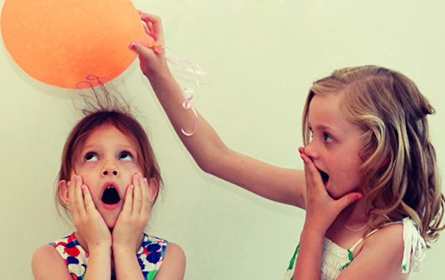 Falam da relação entre partículas eletricamente carregadas para criar força eletrostática e campos eletrostáticos. (Foto: Wikimedia Commons) Falam da relação entre partículas eletricamente carregadas para criar força eletrostática e campos eletrostáticos. (Foto: Wikimedia Commons)