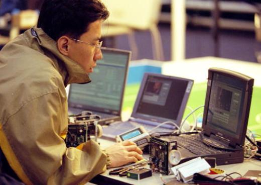 Pense rápido, mais do que escola e igreja, o que é onipresente no mundo? Sites, gente. Não é toda cidade, mas todo país tem internet. Se você estudar programação e se dedicar à construção de páginas, pode viver tranquilamente no sul da Suécia ou no norte da Tailândia. (Imagem: Getty Images) Pense rápido, mais do que escola e igreja, o que é onipresente no mundo? Sites, gente. Não é toda cidade, mas todo país tem internet. Se você estudar programação e se dedicar à construção de páginas, pode viver tranquilamente no sul da Suécia ou no norte da Tailândia. (Imagem: Getty Images)
