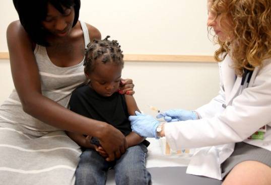 Pa&iacute;ses como Austr&aacute;lia e Estados Unidos t&ecirc;m bolsas para profissionais de sa&uacute;de. Como, infelizmente, doen&ccedil;as n&atilde;o param de pipocar no mundo, ser m&eacute;dico e enfermeira pode te ajudar a viver em v&aacute;rios pa&iacute;ses. (Imagem: Getty Images)