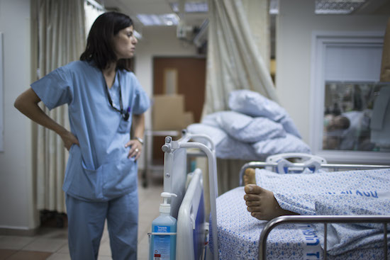 O trabalho dos enfermeiros vai além de coordenar o hospital e tratar os pacientes. Quem opta por essa profissão deve se preparar para lidar com familiares e médicos. Saber se comunicar com clareza é fundamental. (Foto: Getty Images) O trabalho dos enfermeiros vai além de coordenar o hospital e tratar os pacientes. Quem opta por essa profissão deve se preparar para lidar com familiares e médicos. Saber se comunicar com clareza é fundamental. (Foto: Getty Images)