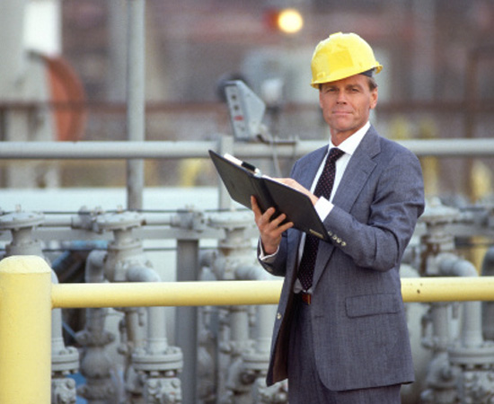 Engenharia de Controle e Automação - O engenheiro de controle e automação projeta e opera equipamentos utilizados nos processos automatizados de indústrias em geral, além de fazer sua manutenção. Engenharia de Controle e Automação - O engenheiro de controle e automação projeta e opera equipamentos utilizados nos processos automatizados de indústrias em geral, além de fazer sua manutenção.