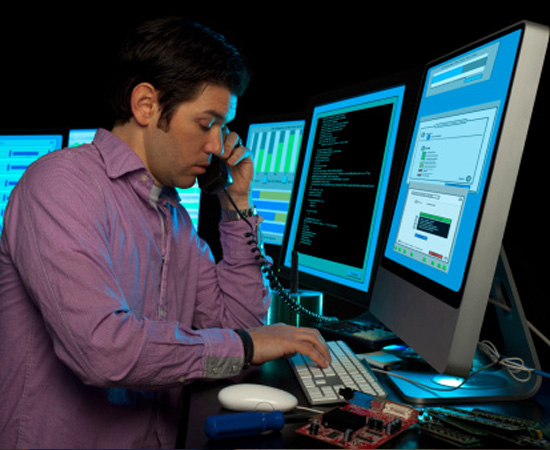 Engenharia da Computação - É o conjunto de conhecimentos usados no desenvolvimento de computadores e seus periféricos. O engenheiro da computação projeta e constrói computadores, periféricos e sistemas que integram hardware e software. Engenharia da Computação - É o conjunto de conhecimentos usados no desenvolvimento de computadores e seus periféricos. O engenheiro da computação projeta e constrói computadores, periféricos e sistemas que integram hardware e software.