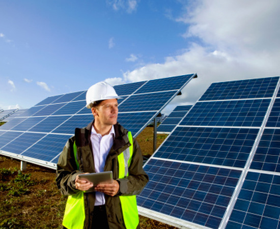 Engenharia Elétrica - O engenheiro eletricista está presente em todos os aspectos que envolvem a energia, desde a geração, a transmissão, o transporte e a distribuição até o uso nas residências e no comércio. Além disso, planeja, supervisiona e executa projetos nas áreas de eletrotécnica, relacionadas à potência da energia. Engenharia Elétrica - O engenheiro eletricista está presente em todos os aspectos que envolvem a energia, desde a geração, a transmissão, o transporte e a distribuição até o uso nas residências e no comércio. Além disso, planeja, supervisiona e executa projetos nas áreas de eletrotécnica, relacionadas à potência da energia.