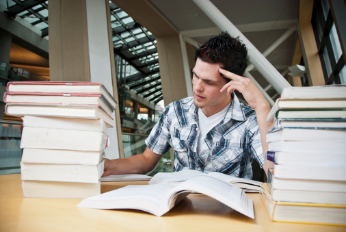 Estudantes dão dicas de como passar no vestibular estudando sozinho