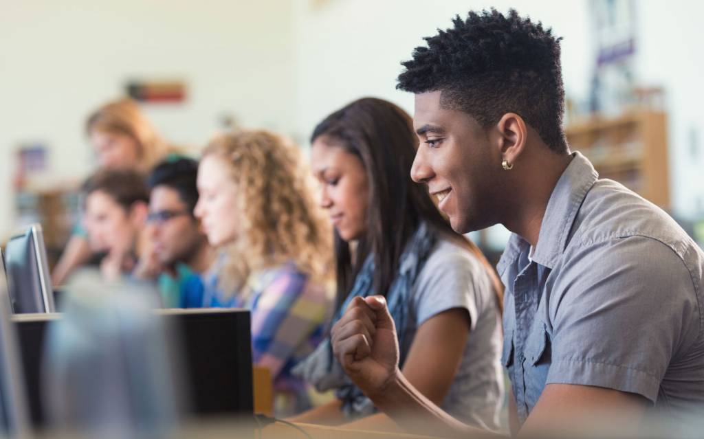 Cresce parcela de alunos negros e de baixa renda nas universidades federais, diz pesquisa