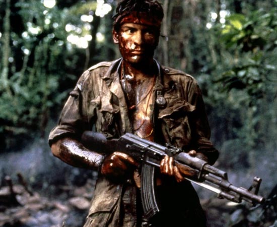 Platoon (1986) - Chris é um jovem recruta recém-chegado a um batalhão americano, em meio à Guerra do Vietnã. Idealista, Chris foi um voluntário para lutar na guerra pois acredita que deve defender seu país, assim como fez seu avô e seu pai em guerras anteriores. Mas aos poucos, com a convivência dos demais recrutas e dos oficiais que o cercam, ele vai perdendo sua inocência e passa a experimentar de perto toda a violência e loucura de uma carnificina sem sentido.