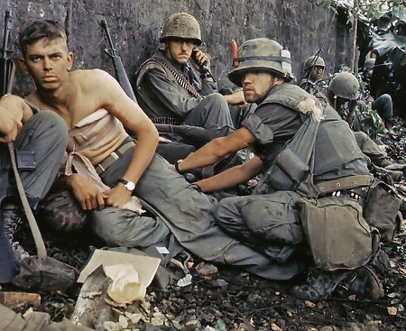 Em 4 de agosto de 1964, o destróier USS Maddox teria sido atacado por torpedos vietcongues no Golfo de Tonkin. Anos mais tarde ficou provado que o ataque fora apenas uma farsa, que serviu de desculpa para os Estados Unidos atacarem o Vietnã. (Foto: Wikimedia Commons) Em 4 de agosto de 1964, o destróier USS Maddox teria sido atacado por torpedos vietcongues no Golfo de Tonkin. Anos mais tarde ficou provado que o ataque fora apenas uma farsa, que serviu de desculpa para os Estados Unidos atacarem o Vietnã. (Foto: Wikimedia Commons)