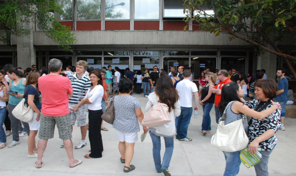 Candidatos esperam a abertura dos portões para fazer a prova da Fuvest neste domingo (27)