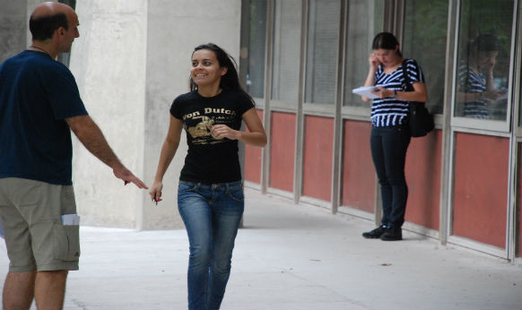 Candidata chega 5 minutos antes do horário limite e corre para entrar no prédio a tempo