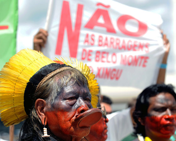 "Desenvolvimento e preservação ambiental: como conciliar os interesses em conflito?", era o tema da redação de 2001. Na imagem, uma manifestação contra a construção da usina de Belo Monte em frente ao Palácio do Planalto. <span>A redação do Enem é uma das partes mais importantes do exame, </span><span>por isso, é essencial que o estudante se dedique a ela, não importa qual curso queira fazer. Separamos aqui <a href="https://beta-develop.guiadoestudante.abril.com.br/blog/redacao-para-o-enem-e-vestibular/5-erros-que-voce-deve-evitar-para-nao-ter-nota-baixa-na-redacao-do-enem/" target="_blank" rel="noopener">5 erros que você deve evitar na hora do texto</a>. Aproveite e descubra quais são os <a href="https://beta-develop.guiadoestudante.abril.com.br/blog/redacao-para-o-enem-e-vestibular/veja-e-evite-10-erros-comuns-de-portugues-na-hora-de-escrever-uma-redacao/" target="_blank" rel="noopener">10 erros de português mais frequentes em redações</a>. </span>