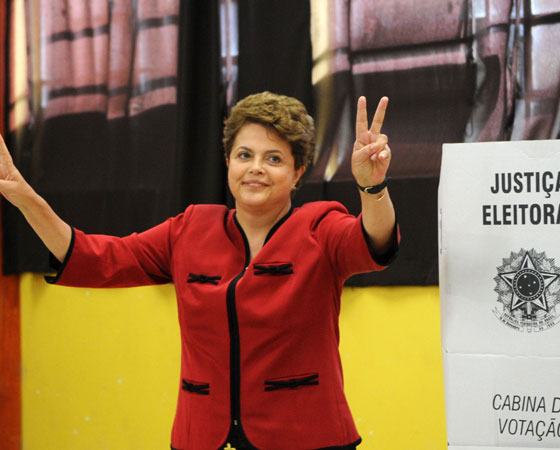 Em 2002, o Enem questionou aos estudantes: "O direito de votar: como fazer dessa conquista um meio para promover as transformações sociais que o Brasil necessita?". Na foto, a ex-presidente Dilma Rousseff, vota na Escola Estadual de Ensino Médio Santos Dumont. O assunto costuma cair com frequência nos vestibulares. <a href="https://beta-develop.guiadoestudante.abril.com.br/blog/atualidades-vestibular/saiba-como-as-eleicoes-podem-cair-no-vestibular/" target="_blank" rel="noopener">O Guia explica aqui</a> como isso pode ser abordado. Também vale a pena saber mais sobre o processo eleitoral e entender, por exemplo, <a href="https://beta-develop.guiadoestudante.abril.com.br/blog/atualidades-vestibular/por-que-o-voto-no-brasil-nao-e-facultativo/" target="_blank" rel="noopener">por que o voto no Brasil não é facultativo</a>.