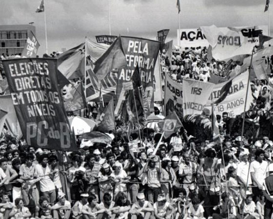 "Cidadania e participação social" era o tema do Enem em 1999, que pediu para os candidatos refletirem sobre o tema e proporem uma ação social de engajamento. Na imagem, uma manifestação das Direitas Já, movimento de 1984 a favor das eleições diretas para presidente. Outros vestibulares já cobraram temas parecidos com este. O Guia publicou uma análise de redação com um tema que também faz referência à participação social e política. <a href="https://beta-develop.guiadoestudante.abril.com.br/blog/redacao-para-o-enem-e-vestibular/analise-de-redacao-a-importancia-do-voto-consciente/" target="_blank" rel="noopener">Confira aqui</a>. Aproveite para conhecer <a href="https://beta-develop.guiadoestudante.abril.com.br/estudo/10-momentos-importantes-na-historia-das-eleicoes-no-brasil/" target="_blank" rel="noopener">10 momentos importantes na história das eleições no Brasil</a>. "Cidadania e participação social" era o tema do Enem em 1999, que pediu para os candidatos refletirem sobre o tema e proporem uma ação social de engajamento. Na imagem, uma manifestação das Direitas Já, movimento de 1984 a favor das eleições diretas para presidente. Outros vestibulares já cobraram temas parecidos com este. O Guia publicou uma análise de redação com um tema que também faz referência à participação social e política. <a href="https://beta-develop.guiadoestudante.abril.com.br/blog/redacao-para-o-enem-e-vestibular/analise-de-redacao-a-importancia-do-voto-consciente/" target="_blank" rel="noopener">Confira aqui</a>. Aproveite para conhecer <a href="https://beta-develop.guiadoestudante.abril.com.br/estudo/10-momentos-importantes-na-historia-das-eleicoes-no-brasil/" target="_blank" rel="noopener">10 momentos importantes na história das eleições no Brasil</a>.