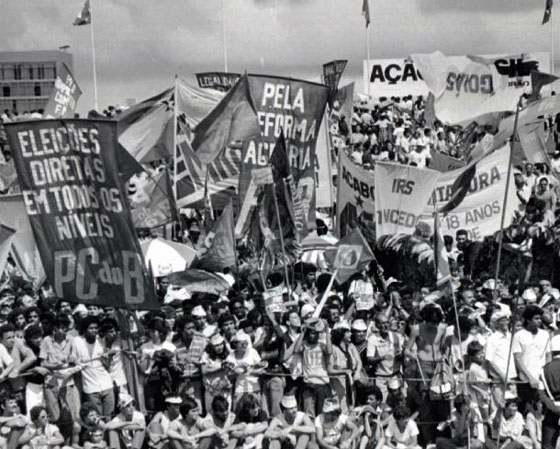 "Cidadania e participação social" era o tema do Enem em 1999, que pediu para os candidatos refletirem sobre o tema e proporem uma ação social de engajamento. Na imagem, uma manifestação das Direitas Já, movimento de 1984 a favor das eleições diretas para presidente. Outros vestibulares já cobraram temas parecidos com este. O Guia publicou uma análise de redação com um tema que também faz referência à participação social e política. <a href="https://beta-develop.guiadoestudante.abril.com.br/blog/redacao-para-o-enem-e-vestibular/analise-de-redacao-a-importancia-do-voto-consciente/" target="_blank" rel="noopener">Confira aqui</a>. Aproveite para conhecer <a href="https://beta-develop.guiadoestudante.abril.com.br/estudo/10-momentos-importantes-na-historia-das-eleicoes-no-brasil/" target="_blank" rel="noopener">10 momentos importantes na história das eleições no Brasil</a>.