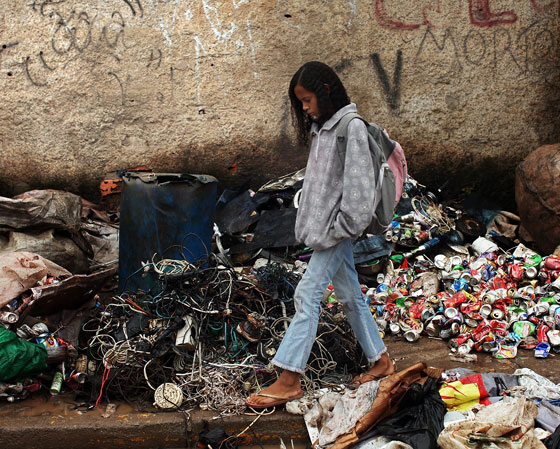 Em 2000, o tema da redação do Enem era: "Direitos da criança e do adolescente - como enfrentar esse desafio nacional". Na foto, uma garota caminha sobre um lixão no Jardim Gramacho, no Rio de Janeiro. Para conseguir escrever bem sobre esse tema é legal assistir a documentários e filmes que ajudem a construir os argumentos da dissertação. Essa é uma das dicas que demos em um vídeo sobre como mandar bem na redação. <a href="https://beta-develop.guiadoestudante.abril.com.br/videos/dicas-ge/dicas-ge-6-dicas-de-como-se-preparar-para-a-redacao-do-enem/" target="_blank" rel="noopener">Confira aqui</a>. Veja também <a href="https://beta-develop.guiadoestudante.abril.com.br/enem/confira-dicas-de-como-escrever-uma-boa-redacao-no-enem/" target="_blank" rel="noopener">dicas importantes para fazer um bom texto</a>. Em 2000, o tema da redação do Enem era: "Direitos da criança e do adolescente - como enfrentar esse desafio nacional". Na foto, uma garota caminha sobre um lixão no Jardim Gramacho, no Rio de Janeiro. Para conseguir escrever bem sobre esse tema é legal assistir a documentários e filmes que ajudem a construir os argumentos da dissertação. Essa é uma das dicas que demos em um vídeo sobre como mandar bem na redação. <a href="https://beta-develop.guiadoestudante.abril.com.br/videos/dicas-ge/dicas-ge-6-dicas-de-como-se-preparar-para-a-redacao-do-enem/" target="_blank" rel="noopener">Confira aqui</a>. Veja também <a href="https://beta-develop.guiadoestudante.abril.com.br/enem/confira-dicas-de-como-escrever-uma-boa-redacao-no-enem/" target="_blank" rel="noopener">dicas importantes para fazer um bom texto</a>.