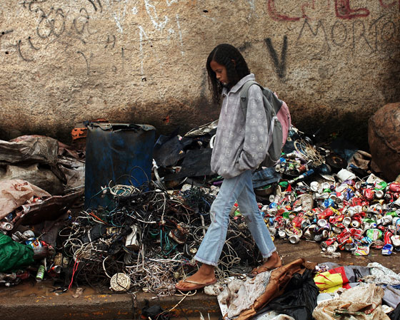 Em 2000, o tema da redação do Enem era: "Direitos da criança e do adolescente - como enfrentar esse desafio nacional". Na foto, uma garota caminha sobre um lixão no Jardim Gramacho, no Rio de Janeiro. Para conseguir escrever bem sobre esse tema é legal assistir a documentários e filmes que ajudem a construir os argumentos da dissertação. Essa é uma das dicas que demos em um vídeo sobre como mandar bem na redação. <a href="https://beta-develop.guiadoestudante.abril.com.br/videos/dicas-ge/dicas-ge-6-dicas-de-como-se-preparar-para-a-redacao-do-enem/" target="_blank" rel="noopener">Confira aqui</a>. Veja também <a href="https://beta-develop.guiadoestudante.abril.com.br/enem/confira-dicas-de-como-escrever-uma-boa-redacao-no-enem/" target="_blank" rel="noopener">dicas importantes para fazer um bom texto</a>.