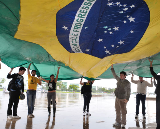 Em 2009, os estudantes tiveram que escrever sobre o tema: "O indivíduo frente à ética nacional". Na foto, um grupo de pessoas se reúne no Museu da República, em São Paulo, para protestar contra a corrupção. Para falar sobre a temática, é preciso usar bons argumentos e ter uma boa bagagem cultural. Para ajudar o estudante, <a href="https://beta-develop.guiadoestudante.abril.com.br/enem/tudo-que-voce-precisa-saber-sobre-a-redacao-do-enem-parte-1-como-se-preparar/" target="_blank" rel="noopener">explicamos como deve ser feita a preparação</a> para a prova. <a href="https://beta-develop.guiadoestudante.abril.com.br/blog/redacao-para-o-enem-e-vestibular/analise-da-redacao-o-individuo-frente-a-etica-nacional-proposta-de-redacao-enem-2009/" target="_blank" rel="noopener">Nesta análise, publicada no site do Guia</a>, é possível ter ideia do que o exame buscava do estudante naquele ano.