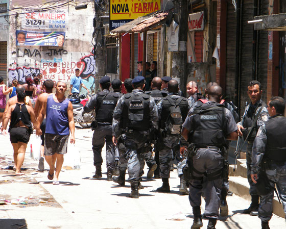 "A violência na sociedade brasileira: como mudar as regras desse jogo?", era a pergunta da proposta de redação do Enem 2003. Na imagem, forças de segurança ocupam o Complexo do Alemão depois de ter sido oferecida a possibilidade de rendição aos traficantes, em 2010. O tema é complexo e o estudante precisa ficar atento porque a prova de redação do Enem exige que o candidato apresente uma proposta de intervenção que respeite os direitos humanos. <a href="https://beta-develop.guiadoestudante.abril.com.br/enem/o-que-e-preciso-saber-sobre-direitos-humanos-para-a-redacao-do-enem/" target="_blank" rel="noopener">Aqui explicamos a importância do assunto</a>.