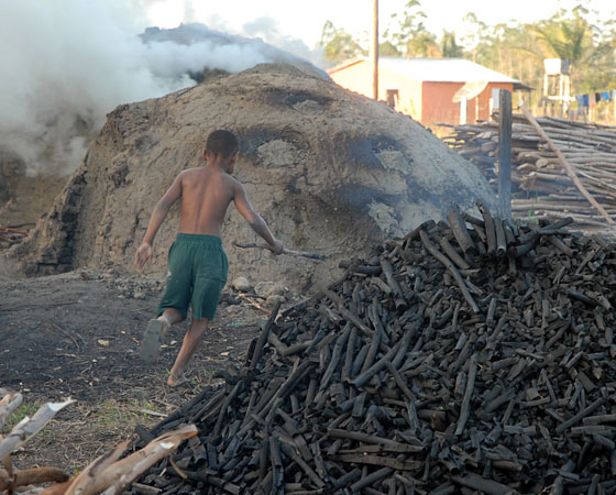 "O trabalho infantil na realidade brasileira" foi o tema da redação do Enem 2005. O Guia selecionou uma redação para correção e dá para ler as <a href="https://beta-develop.guiadoestudante.abril.com.br/blog/redacao-para-o-enem-e-vestibular/analise-da-redacao-8220-o-trabalho-infantil-e-a-sociedade-8221-8211-proposta-retirada-do-enem-2005/" target="_blank" rel="noopener">dicas do professor sobre o que era interessante</a> abordar no texto. A proposta, na íntegra, pode ser conferida <a href="https://beta-develop.guiadoestudante.abril.com.br/blog/redacao-para-o-enem-e-vestibular/nova-proposta-de-redacao-trabalho-infantil/" target="_blank" rel="noopener">aqui</a>. "O trabalho infantil na realidade brasileira" foi o tema da redação do Enem 2005. O Guia selecionou uma redação para correção e dá para ler as <a href="https://beta-develop.guiadoestudante.abril.com.br/blog/redacao-para-o-enem-e-vestibular/analise-da-redacao-8220-o-trabalho-infantil-e-a-sociedade-8221-8211-proposta-retirada-do-enem-2005/" target="_blank" rel="noopener">dicas do professor sobre o que era interessante</a> abordar no texto. A proposta, na íntegra, pode ser conferida <a href="https://beta-develop.guiadoestudante.abril.com.br/blog/redacao-para-o-enem-e-vestibular/nova-proposta-de-redacao-trabalho-infantil/" target="_blank" rel="noopener">aqui</a>.