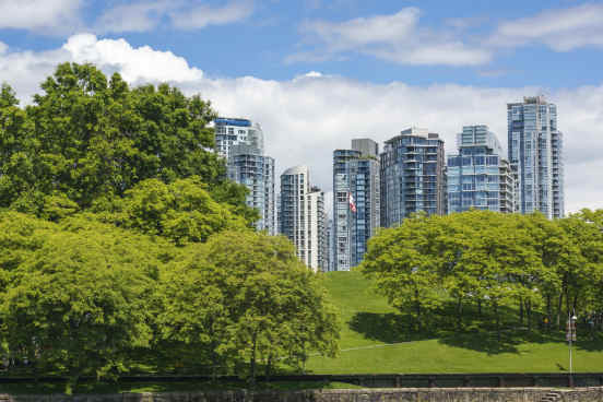 A cidade é o artefato mais complexo já produzido pela humanidade. Mas como torná-la mais verde e habitável? O curso se desenrola a partir dessa pergunta, e usa a cidade de Sydney, na Austrália, para mostrar como a Arquitetura, o Direito e a Engenharia podem ajudar a criar um espaço urbano mais sustentável. Oferecido pela University of New South Wales (UNSW Australia), o curso dura 8 semanas e deve começar em outubro. Para saber mais, clique em Leia mais. (Imagem: Thinkstock) A cidade é o artefato mais complexo já produzido pela humanidade. Mas como torná-la mais verde e habitável? O curso se desenrola a partir dessa pergunta, e usa a cidade de Sydney, na Austrália, para mostrar como a Arquitetura, o Direito e a Engenharia podem ajudar a criar um espaço urbano mais sustentável. Oferecido pela University of New South Wales (UNSW Australia), o curso dura 8 semanas e deve começar em outubro. Para saber mais, clique em Leia mais. (Imagem: Thinkstock)
