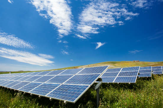 Células solares orgânicas ou poliméricas são uma promissora fonte de energia renovável. O curso analisa o assunto sob o prisma teórico, além de descrever os três principais ramos de pesquisa no campo. Oferecido pela Universidade Técnica da Dinamarca (DTU), o curso tem duração de 10 horas. Para saber mais, clique em Leia mais. (Imagem: Thinkstock)