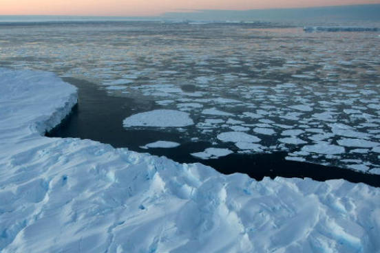 Se nenhuma medida for tomada para combater as mudanças climáticas, um aumento de 4 graus centígrados na temperatura global será inevitável até o fim do século 21. Neste curso, são apresentadas as últimas evidências científicas sobre o assunto, bem como algumas ações possíveis para reverter a situação. O curso é oferecido pelo The World Bank Group. Para saber mais, clique em Leia mais.(Imagem: Pool/Getty Images)