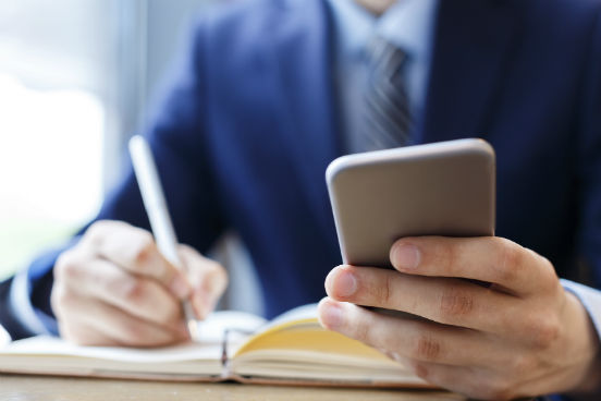 Tempo é certamente um dos recursos mais valiosos para quem é empreendedor - cada segundo poupado pode ser utilizado para transformar uma oportunidade em um trabalho. São justamente os empreendedores que podem aproveitar melhor o boom dos apps para smartphones, já que muitos são direcionados para a administração e gerenciamento de projetos. Conheça, a seguir, alguns deles. (Imagem: iStock) Tempo é certamente um dos recursos mais valiosos para quem é empreendedor - cada segundo poupado pode ser utilizado para transformar uma oportunidade em um trabalho. São justamente os empreendedores que podem aproveitar melhor o boom dos apps para smartphones, já que muitos são direcionados para a administração e gerenciamento de projetos. Conheça, a seguir, alguns deles. (Imagem: iStock)