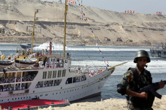 As obras de expansão do canal de Suez ficaram a cargo das Forças Armadas, que conseguiram seguir a ambiciosa meta do presidente egípcio Abdel Fattah al Sisi de concluí-las em somente um ano. O projeto original havia estimado que seriam necessários 3 anos para a conclusão das obras. (Imagem: Getty Images) As obras de expansão do canal de Suez ficaram a cargo das Forças Armadas, que conseguiram seguir a ambiciosa meta do presidente egípcio Abdel Fattah al Sisi de concluí-las em somente um ano. O projeto original havia estimado que seriam necessários 3 anos para a conclusão das obras. (Imagem: Getty Images)